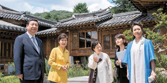 照片中左起分別是習(xí)近平、樸槿惠、家具博物館館長鄭美淑(音)、隨同翻譯、彭麗媛。