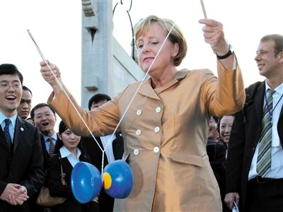 2007年8月27日，北京，默克爾正在玩扯鈴。