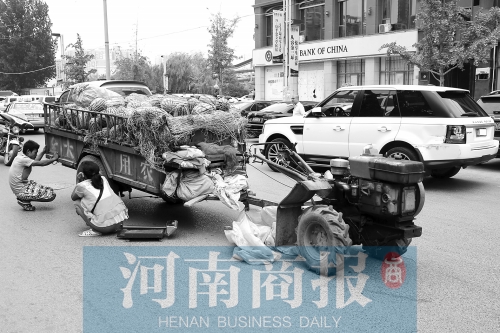 兩車相蹭后，小陳與妻子慌了神