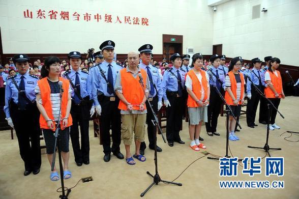 8月21日，被告人張帆、張立冬、呂迎春、張航、張巧聯(lián)到庭。法庭逐一核對(duì)被告人身份。