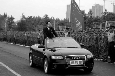 安徽新華學院院長乘敞篷車“閱兵”場面。網(wǎng)絡(luò)截圖