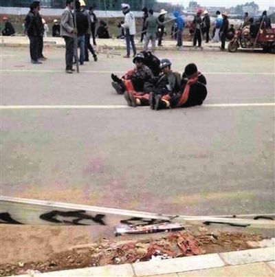 14日，沖突現(xiàn)場(chǎng)，幾名頭戴鋼盔的人被捆綁著。圖/東方IC