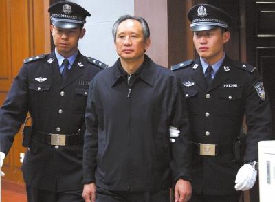 昨天，被告人張曙光在法庭上聽取宣判。新華社發(fā)