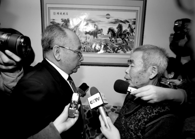 15日，內(nèi)蒙古高院副院長趙建平（左）帶隊(duì)向呼格吉勒?qǐng)D父母送達(dá)再審法律文書。