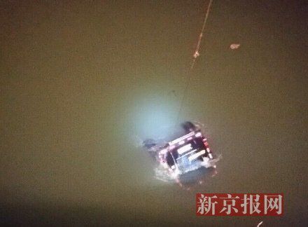 運(yùn)鈔車打撈現(xiàn)場(chǎng)。