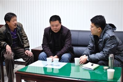 1月7日，陜西省榆林市，國家信訪局第五督查組成員王治鐸（右一）與兩名信訪人約談。 楊凱 攝
