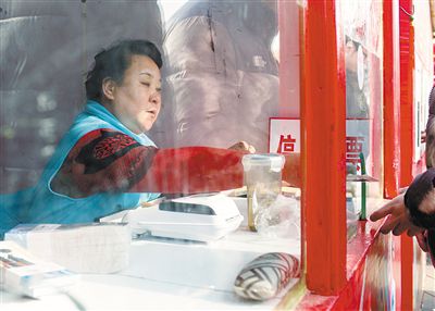 龍?zhí)稄R會(huì)售票員呂秀珍。新京報(bào)記者