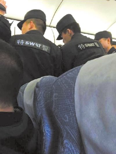 特警登機(jī)處理。