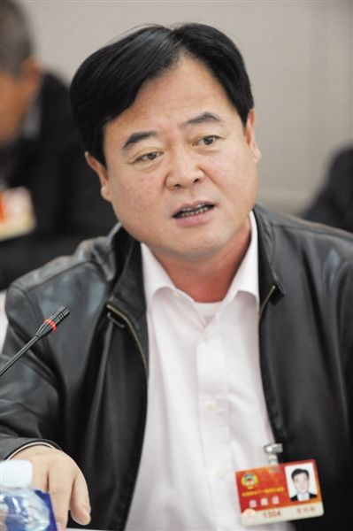 　政協(xié)委員、中國通用技術(shù)集團(tuán)董事長賀同新稱，按照2014年的數(shù)字，他的薪水下降了近50%。圖/CFP