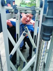 律師王甫在試圖跑進衡陽中院大門時被圍攻者阻止，西服和襯衣被撕爛。