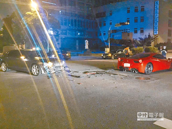 圖為車號8889的法拉利（右）和車號9888的賓利車（左）發(fā)生擦撞，法拉利車身嚴(yán)重?fù)p毀。