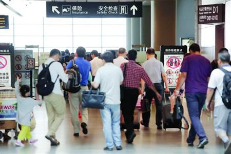 近期乘飛機(jī)應(yīng)留足更多的時間以免誤機(jī)。/晨報記者 殷立勤