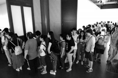 眾人排起長隊等待觀看中國第一畫《清明上河圖》。