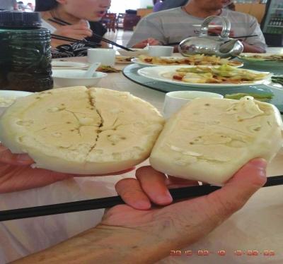 在參加山西游行程中，體驗(yàn)員發(fā)現(xiàn)團(tuán)餐中的饅頭已經(jīng)發(fā)霉。視頻截圖