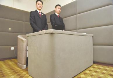 審訊室、居住室內(nèi)的桌椅板凳都進(jìn)行了軟包。