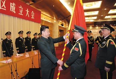 習(xí)近平將軍旗授予東部戰(zhàn)區(qū)司令員劉粵軍、政治委員鄭衛(wèi)平。