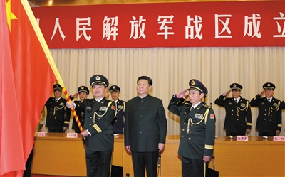 習(xí)近平將軍旗授予南部戰(zhàn)區(qū)司令員王教成、政治委員魏亮。