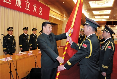 習(xí)近平將軍旗授予西部戰(zhàn)區(qū)司令員趙宗岐、政治委員朱福熙。