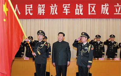 習(xí)近平將軍旗授予中部戰(zhàn)區(qū)司令員韓衛(wèi)國、政治委員殷方龍。