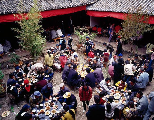 貴州畢節(jié)織金縣板橋鄉(xiāng)政府公職人員在整頓村民亂辦酒席時，雙方發(fā)生沖突并互有出手。