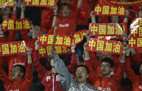 中國(guó)隊(duì)球迷在看臺(tái)上為球隊(duì)加油。新華社發(fā)