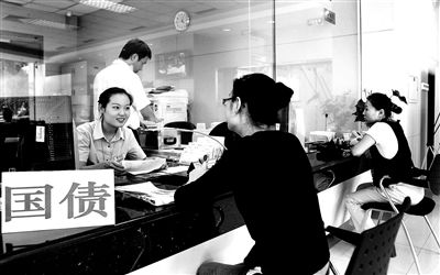 由于網(wǎng)銀和柜臺同時開售，部分銀行網(wǎng)點甚至來不及賣出一筆就發(fā)現(xiàn)額度全部被搶光供圖/視覺中國