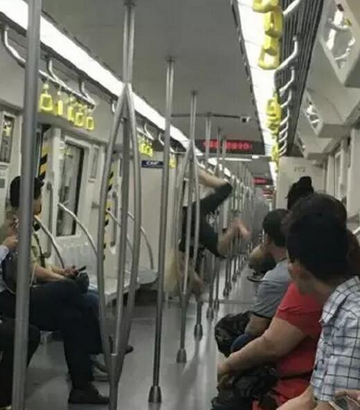 女子在地鐵上跳鋼管舞。