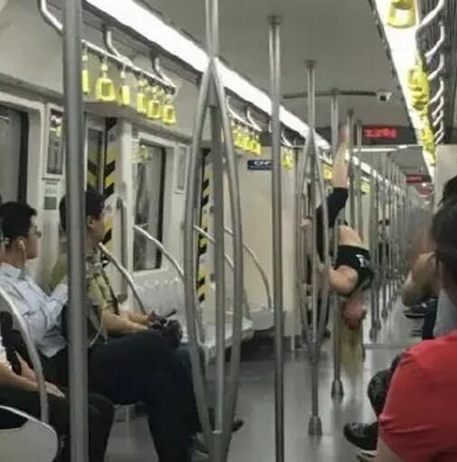 女子在地鐵上跳鋼管舞。