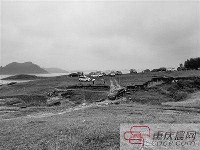 10日，約30輛自駕車被困在長(zhǎng)壽湖的這片湖灘上。