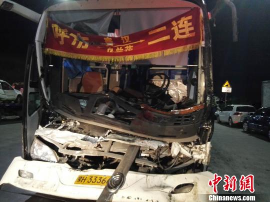 圖為載客大巴車(chē)，受損嚴(yán)重。