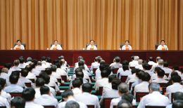 上圖為全省領(lǐng)導(dǎo)干部會議會場。 本報記者李聯(lián)軍攝