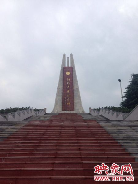 桐柏是革命老區(qū)，英雄紀念碑位于南端翠屏山上。