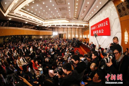 資料圖：2016年3月2日，全國(guó)政協(xié)十二屆四次會(huì)議新聞發(fā)布會(huì)在北京人民大會(huì)堂舉行，大會(huì)新聞發(fā)言人王國(guó)慶回答記者提問(wèn)。 中新社記者 杜洋 攝