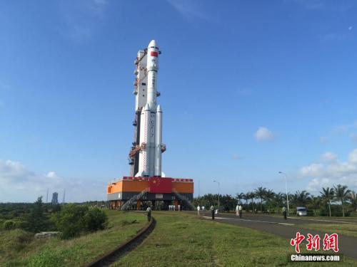 4月17日7時30分，承載著長征七號遙二運(yùn)載火箭與天舟一號貨運(yùn)飛船組合體的活動發(fā)射平臺，垂直轉(zhuǎn)運(yùn)至發(fā)射區(qū)，標(biāo)志著“天舟一號”飛行任務(wù)正式進(jìn)入發(fā)射階段。閆寧 攝
