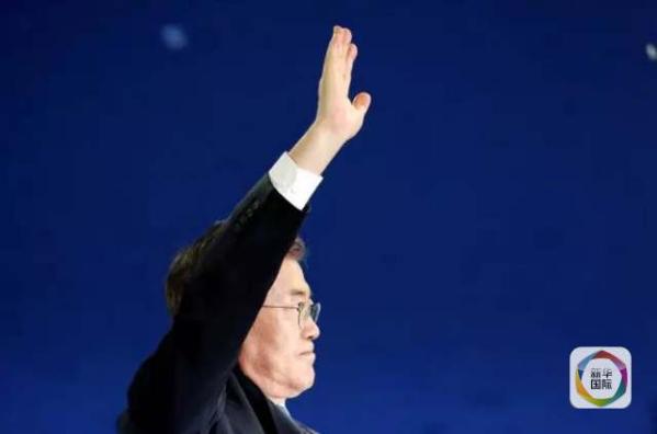 目前民調(diào)領(lǐng)先的共同民主黨候選人文在寅方面當(dāng)天上午表示，強(qiáng)行在星州部署“薩德”的做法“無(wú)視國(guó)民意愿和程序”，實(shí)際上切斷了下屆政府針對(duì)“薩德”相關(guān)政策的判斷余地。
