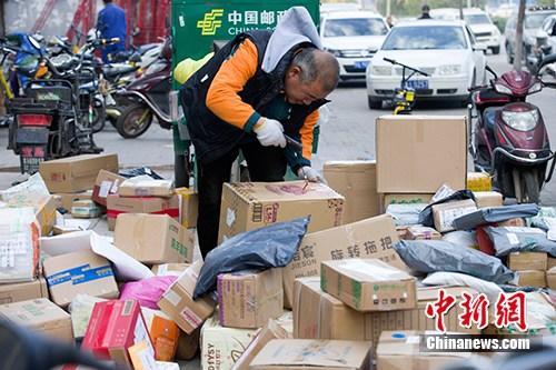 資料圖：11月2日，山西太原，物流工作人員正在分揀快遞。中新社記者 張云 攝