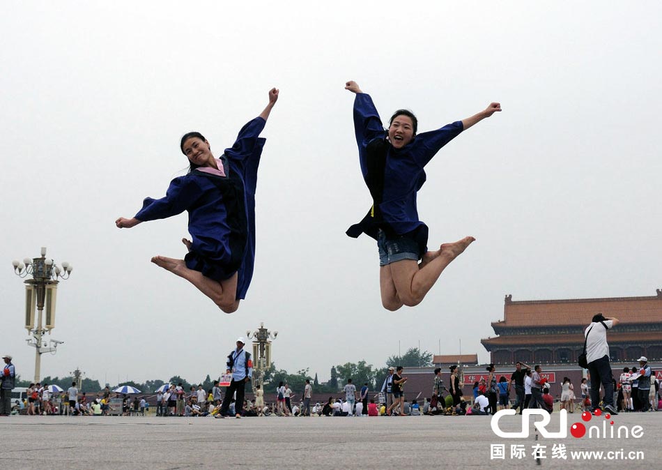 幾名打?qū)W生天安門(mén)廣場(chǎng)創(chuàng)意留影。圖片來(lái)源：金聞/CFP