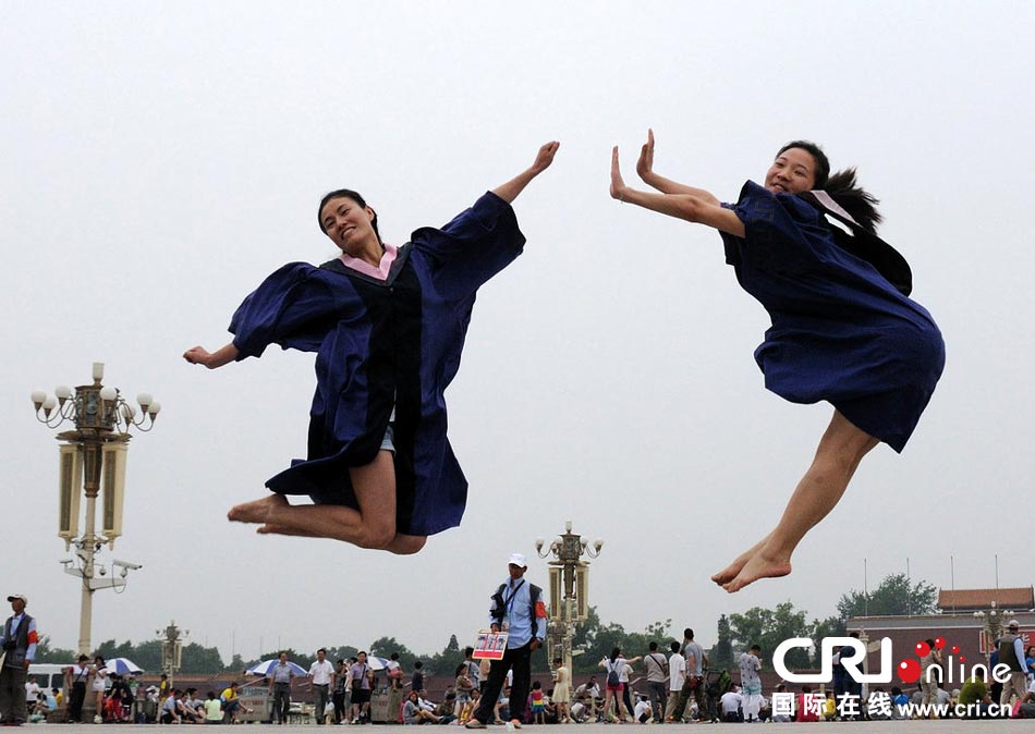 幾名打?qū)W生天安門(mén)廣場(chǎng)創(chuàng)意留影。圖片來(lái)源：金聞/CFP