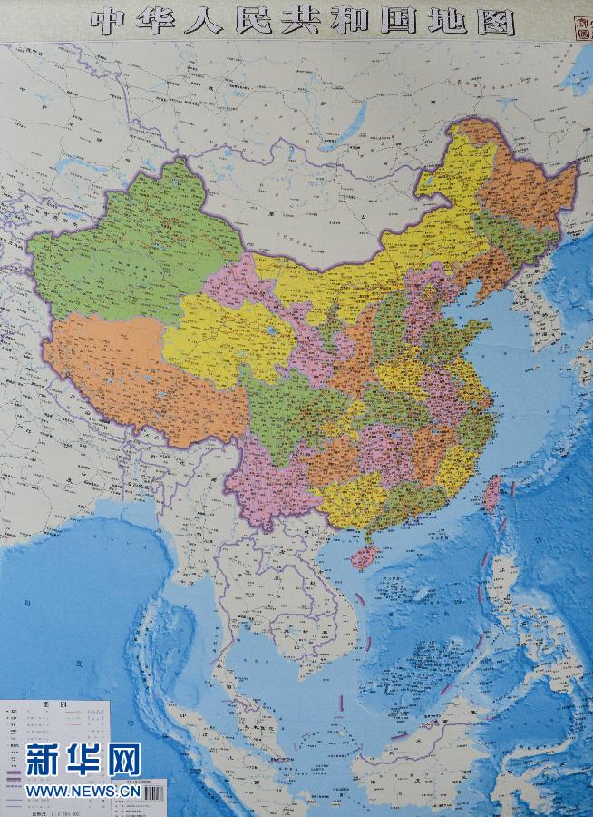 這是6月23日拍攝的豎版《中華人民共和國(guó)地圖》。