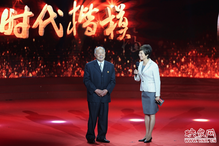 河南鄧州“編外雷鋒團(tuán)”團(tuán)長(zhǎng)，在“時(shí)代楷?！卑l(fā)布廳接受敬一丹訪問(wèn)。