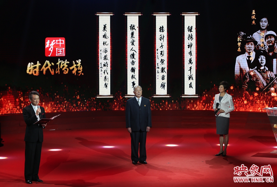 朗誦者現(xiàn)場(chǎng)朗誦贊河南鄧州“編外雷鋒團(tuán)”的楹聯(lián)。