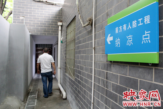 在每一處納涼點均有醒目標(biāo)志，市民可就近前往。