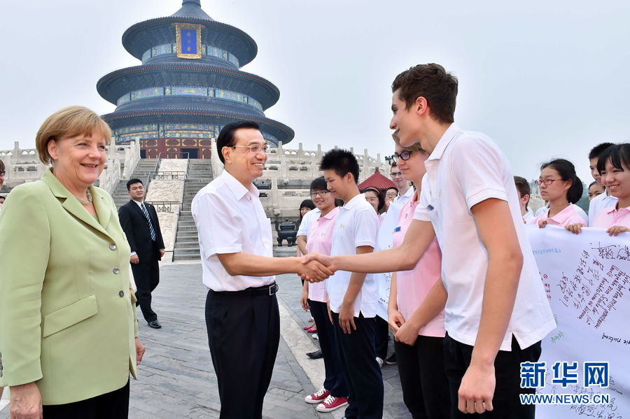 李克強同默克爾與青少年代表親切交流。