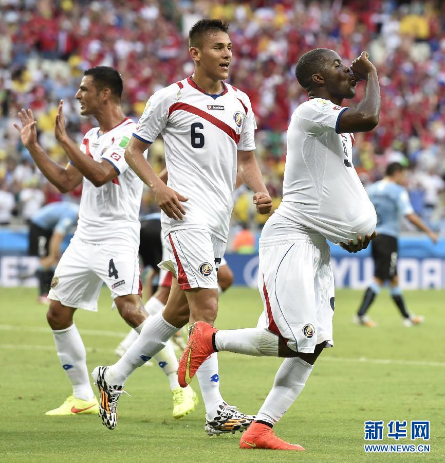6月14日，哥斯達(dá)黎加隊(duì)球員喬·坎貝爾（右一）進(jìn)球后將足球塞進(jìn)衣服內(nèi)慶祝。