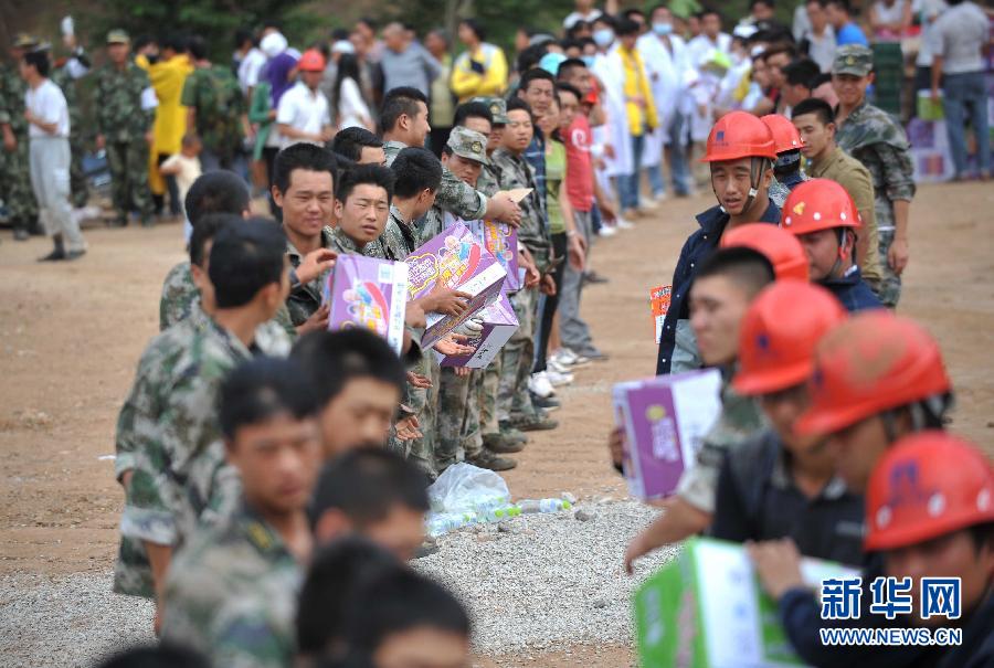 8月5日，在魯?shù)榭h龍頭山鎮(zhèn)，當(dāng)?shù)孛癖D(zhuǎn)運(yùn)從直升機(jī)上卸載的救災(zāi)物資。