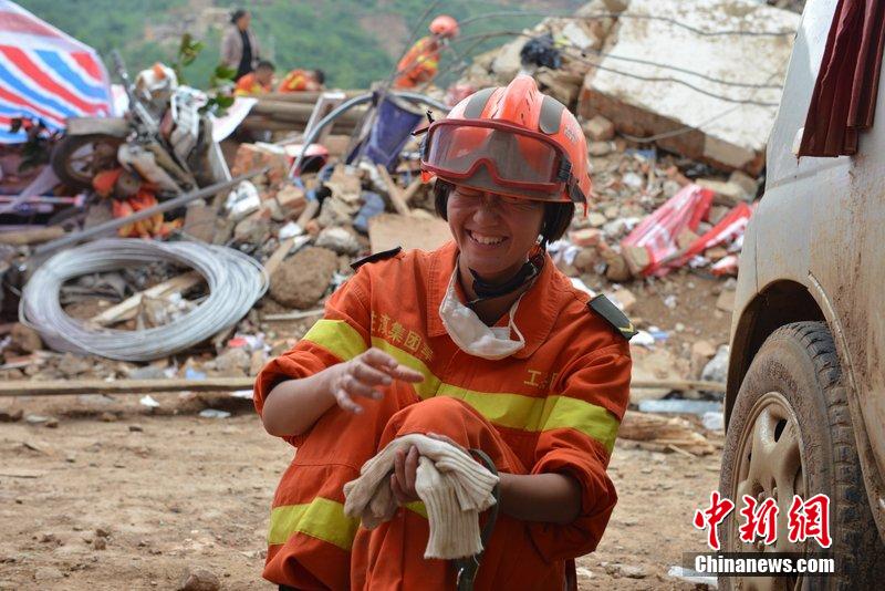 2014年8月5日，女兵在云南魯?shù)辇堫^山鎮(zhèn)廢墟中搜救被困者。