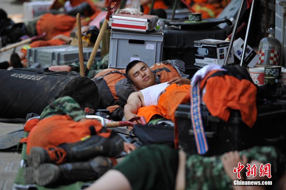8月6日，龍頭山鎮(zhèn)，疲倦的救援官兵席地而眠。
