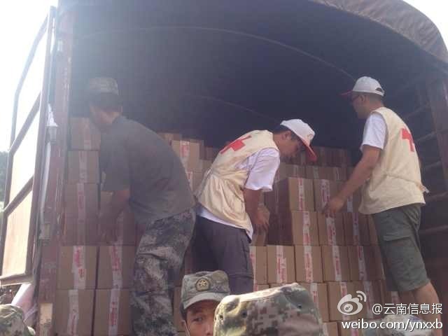 第14集團(tuán)軍官兵協(xié)助阿迪力將1100余箱切糕從貨車上卸下。