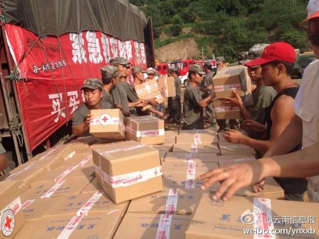 第14集團(tuán)軍官兵協(xié)助阿迪力將1100余箱切糕從貨車上卸下。