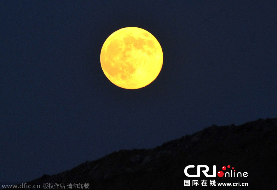 8月10日晚，一輪金燦燦的大月亮在遼寧省大連市東方升起。圖片來源：劉德斌/東方IC